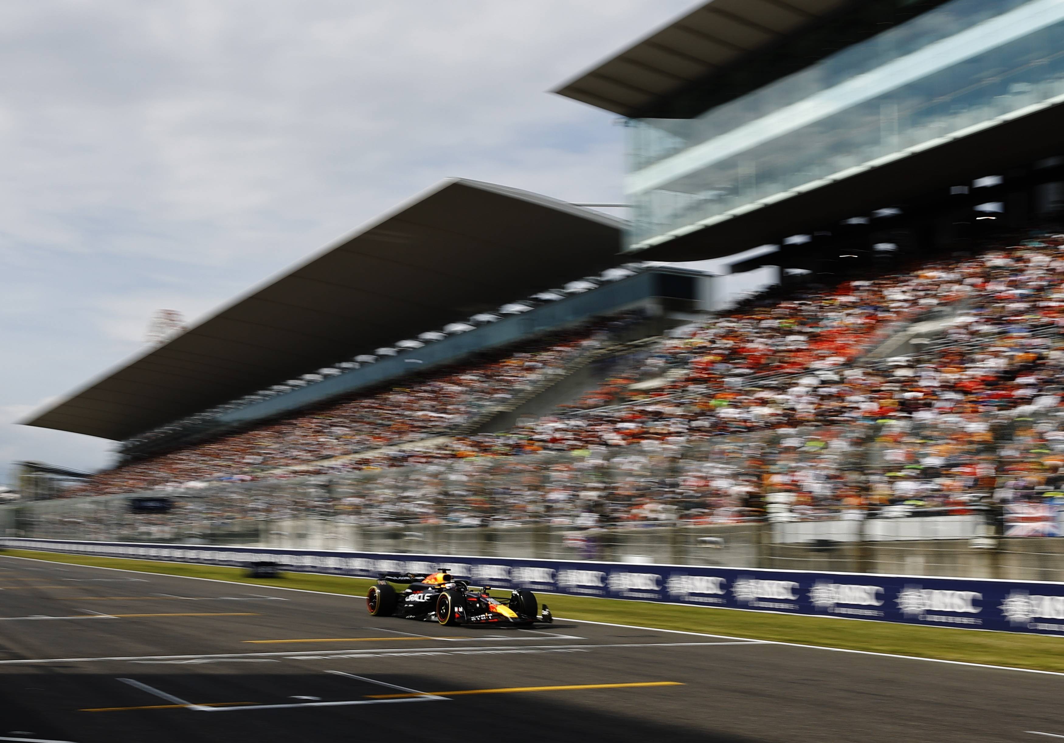 赛车——F1日本大奖赛：维斯塔潘夺冠